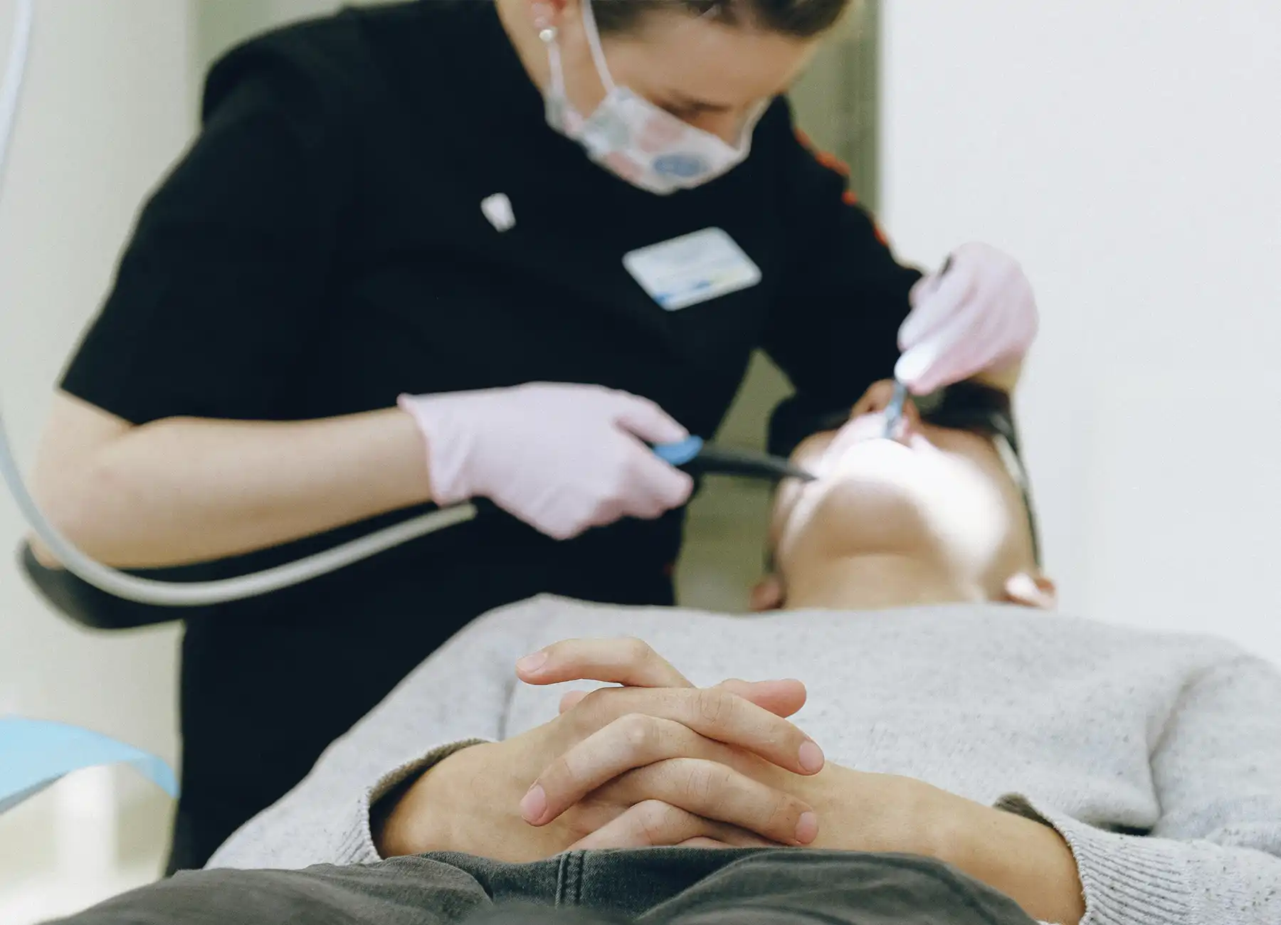 Consulta dental en Querétaro mostrando opciones de brackets para pacientes con alergia al metal