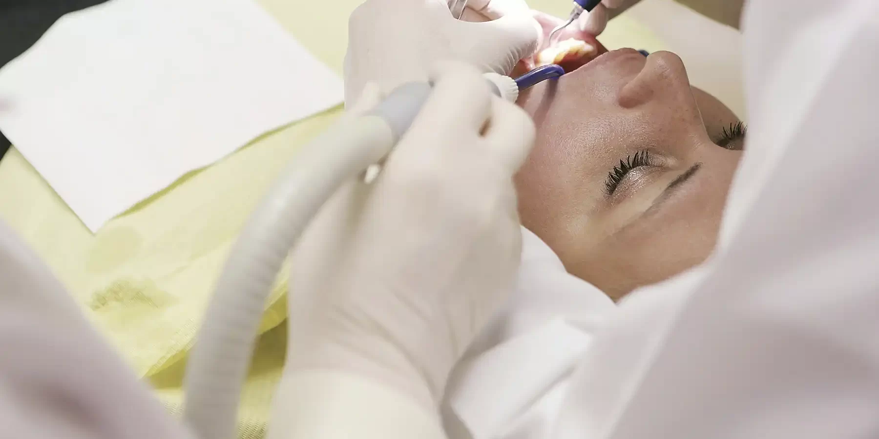Consulta ortodóntica donde se analiza cómo saber si necesito ortodoncia según mis síntomas