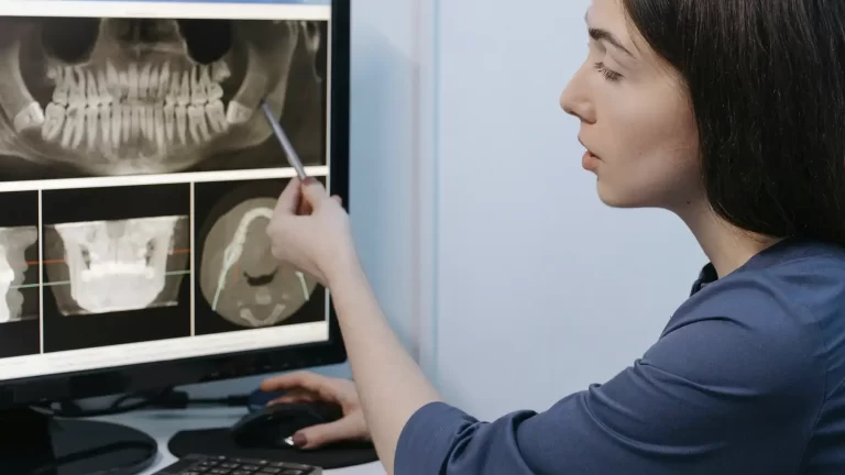 Doctor explicando a paciente opciones de brackets para dientes montados en consulta