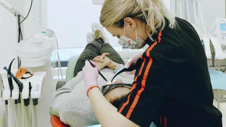 Paciente en clínica ortodóntica durante la colocación de brackets en una sola cita