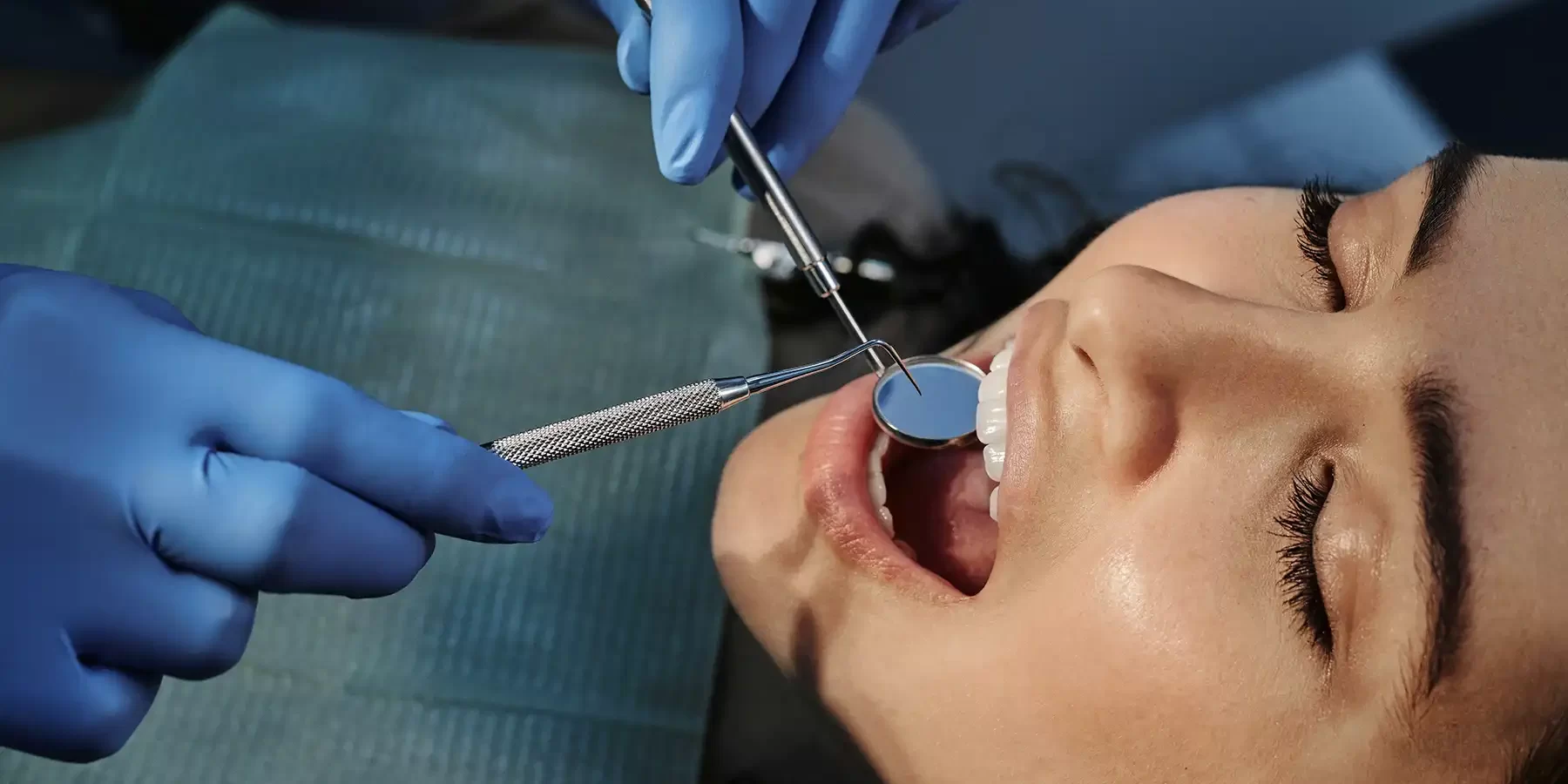 dentista-ajustando-brackets-linguales-con-herramienta-especializada