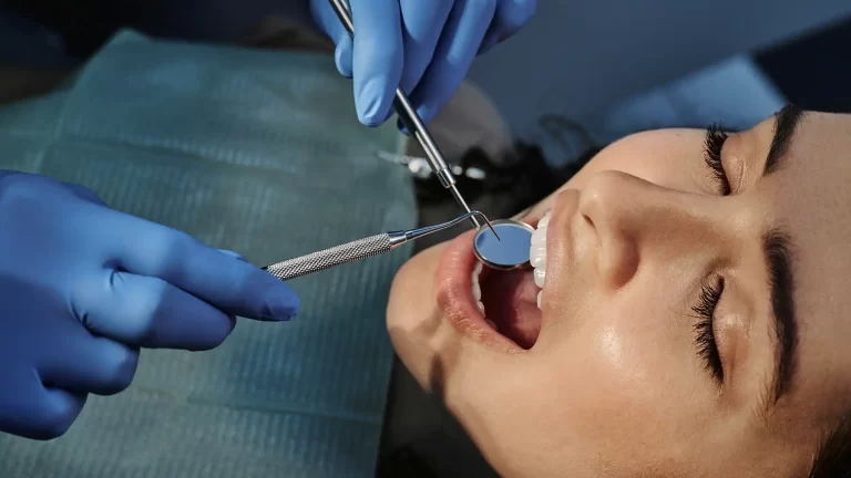 dentista-ajustando-brackets-linguales-con-herramienta-especializada